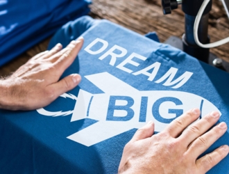 Je lepší motiv na prsou nebo přes celá záda? Co funguje pro různé profese